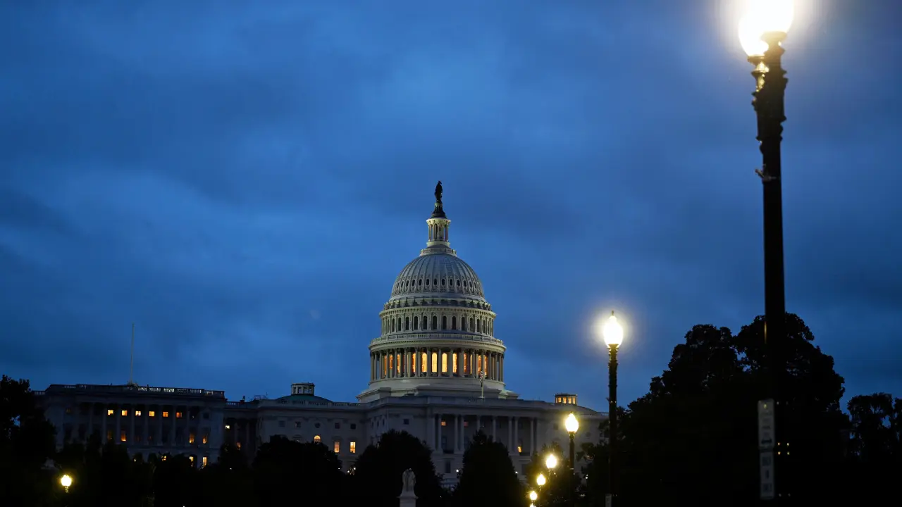 Senado vota resolución para limitar poder de Trump en uso de fuerza militar
