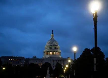 Senado vota resolución para limitar poder de Trump en uso de fuerza militar