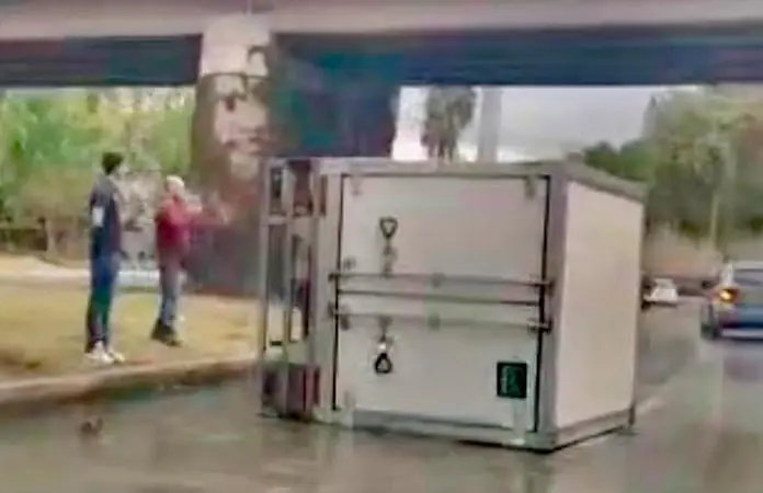 Sólo daños deja volcadura en el bulevar río Santiago