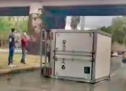 Sólo daños deja volcadura en el bulevar río Santiago