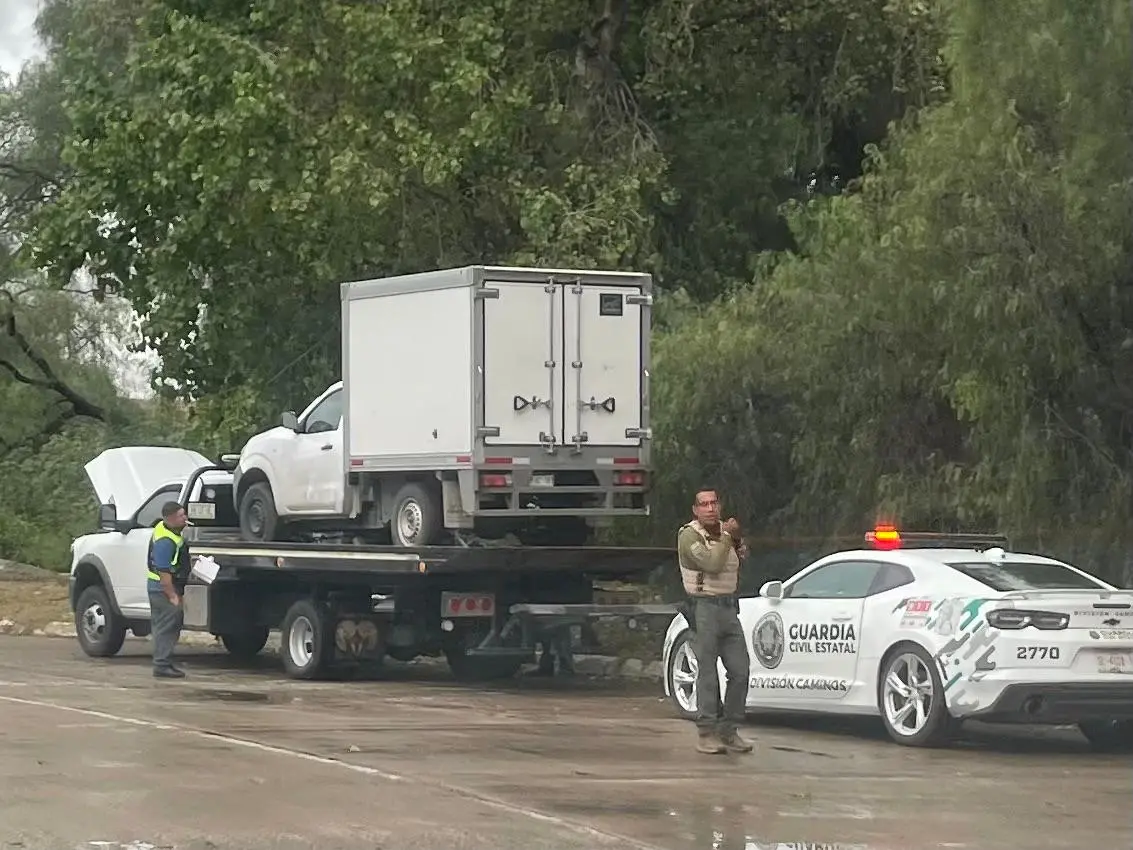 Sólo daños materiales tras volcadura de camioneta en Río Santiago