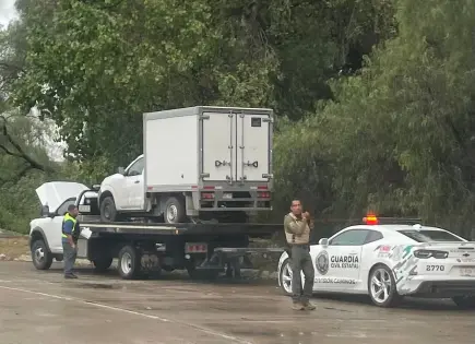 Sólo daños materiales tras volcadura de camioneta en Río Santiago