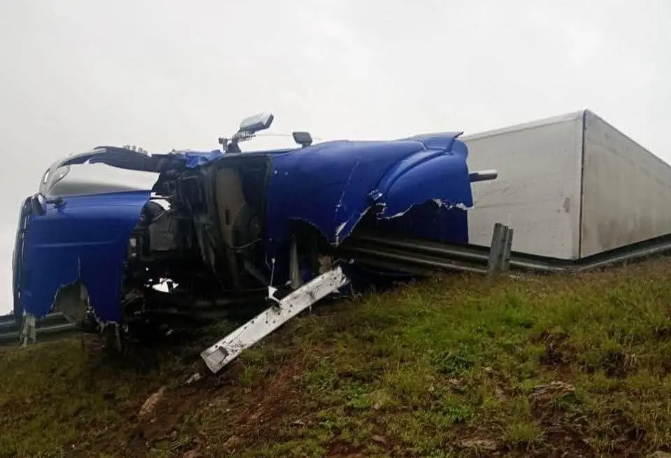 Un trailero lesionado tras volcar sobre carretera 57