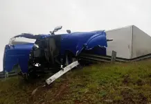Un trailero lesionado tras volcar sobre carretera 57