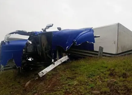 Un trailero lesionado tras volcar sobre carretera 57