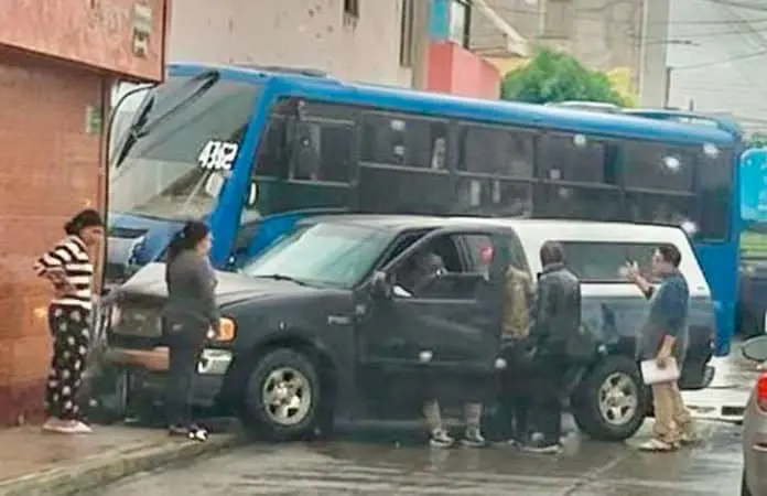 Camión y camioneta chocan contra vivienda