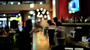 Analizan ampliar horarios de antros en la capital durante diciembre