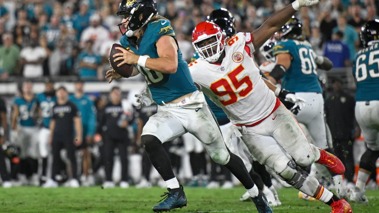 Error de Chris Jones permite touchdown de Jaguars