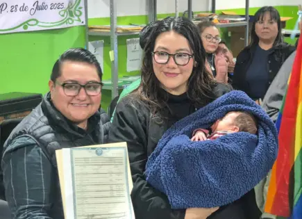 Pareja igualitaria registra a bebé por primera vez en Soledad