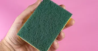 &iquest;C&oacute;mo desinfectar la esponja de cocina?; conoce el truco casero
