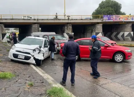 Daños en seis autos por choques en bulevar Río Santiago