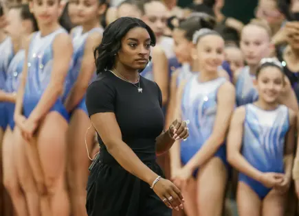 Simone Biles lidera evento de gimnasia en Buenos Aires