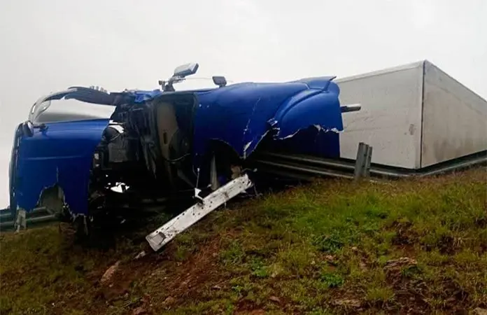 Trailero resulta herido al volcar en la Carr. ‘57
