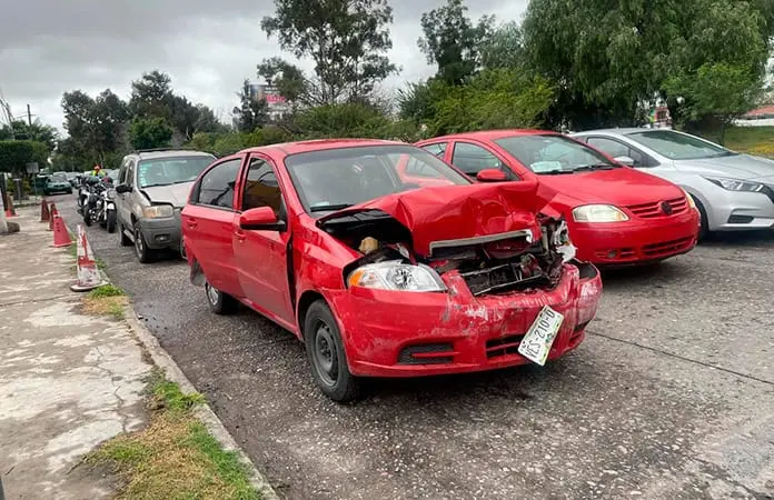 Auto queda inservible tras carambola