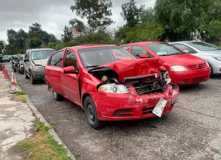 Auto queda inservible tras carambola Auto queda inservible tras carambola
