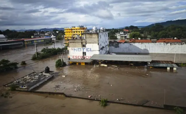 Cinco muertos y más de 16 mil viviendas dañadas por inundaciones en Veracruz