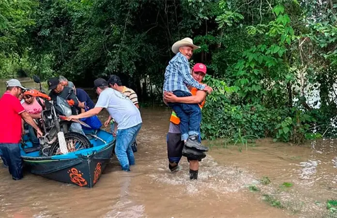 Evacuan a familias de la Huasteca por lluvias