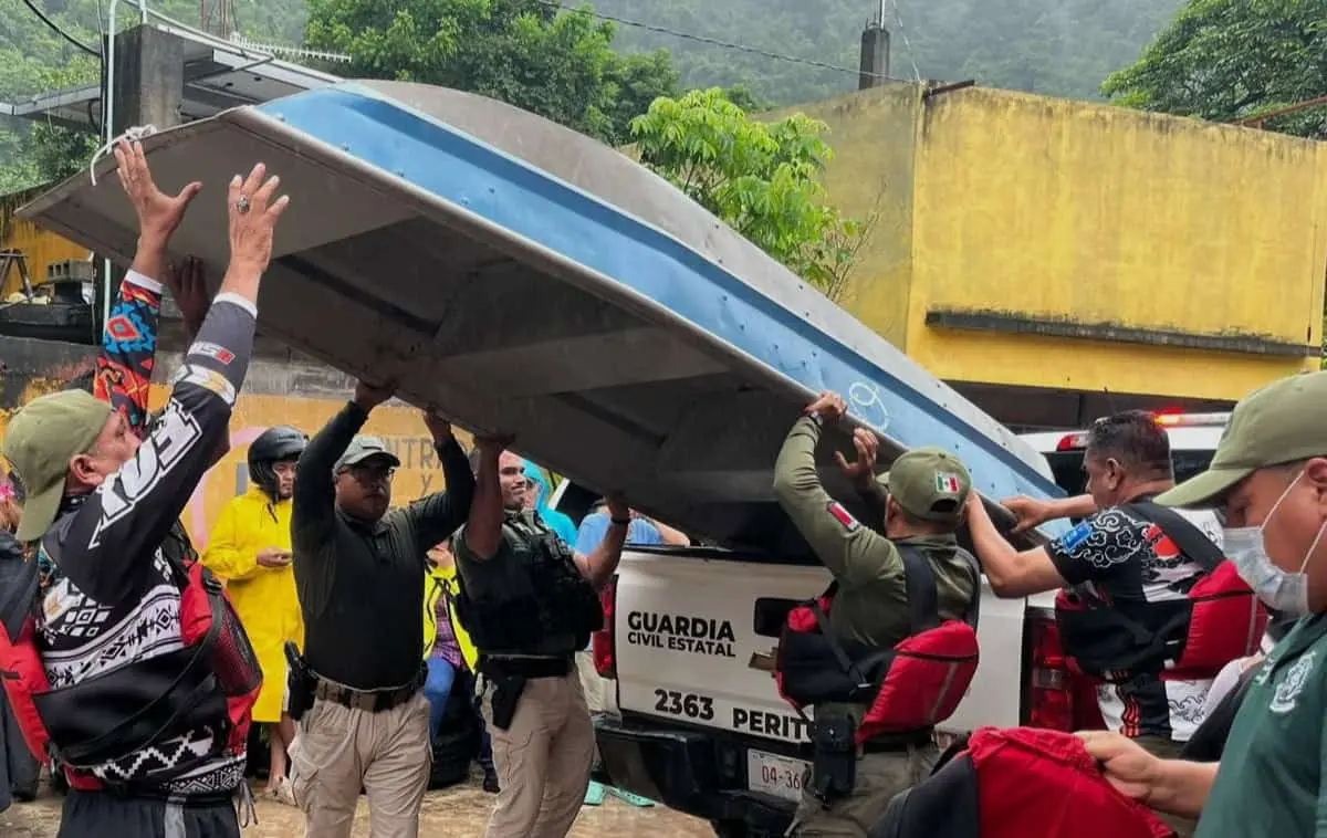 Suman mil 300 familias evacuadas en la Huasteca