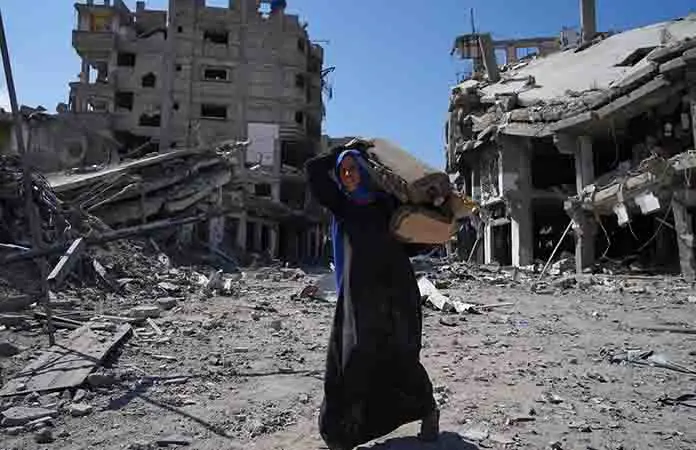 Vuelven miles de palestinos a Gaza en ruinas