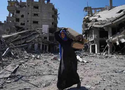 Vuelven miles de palestinos a Gaza en ruinas