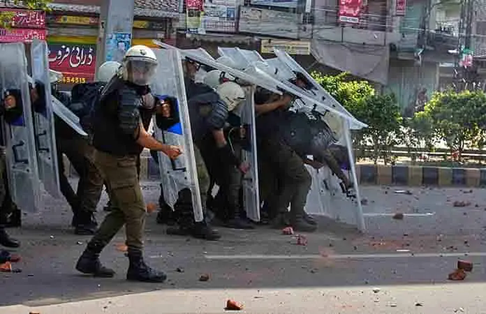 Arrestan en Pakistán a decenas en manifestación