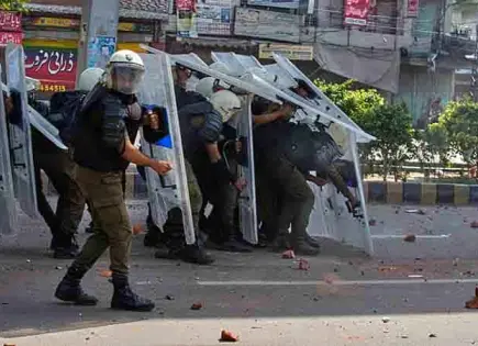 Arrestan en Pakistán a decenas en manifestación Arrestan en Pakistán a decenas en manifestación