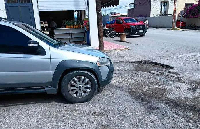 Denuncian peligroso hoyanco en una calle