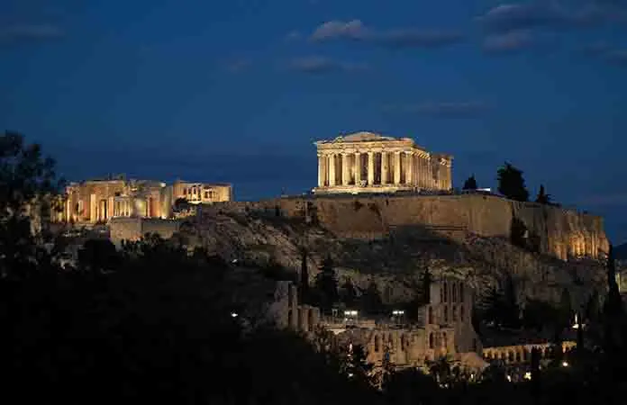 Despejan vista en el Partenón