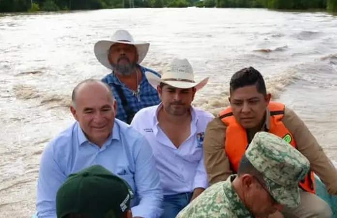 Edil de la capital entrega apoyos en la Huasteca