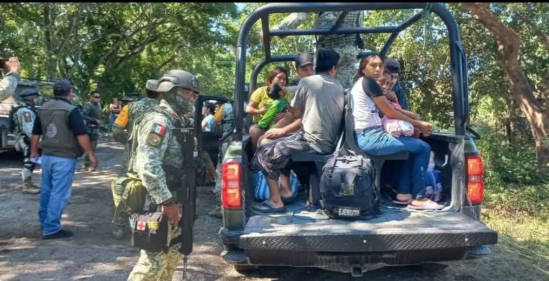 Inicia desalojo de pobladores atrapados por creciente en San Vicente