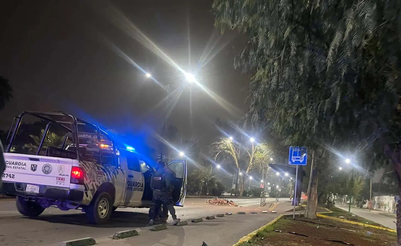 La motocicleta quedó destrozada sobre el camellón central.