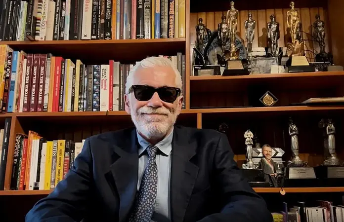 LUIS ESTRADA RECIBE EL PREMIO PEYOTE