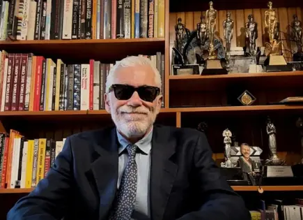 LUIS ESTRADA RECIBE EL PREMIO PEYOTE