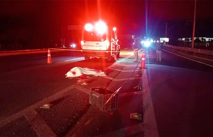 La víctima se impactó contra la contención metálica.