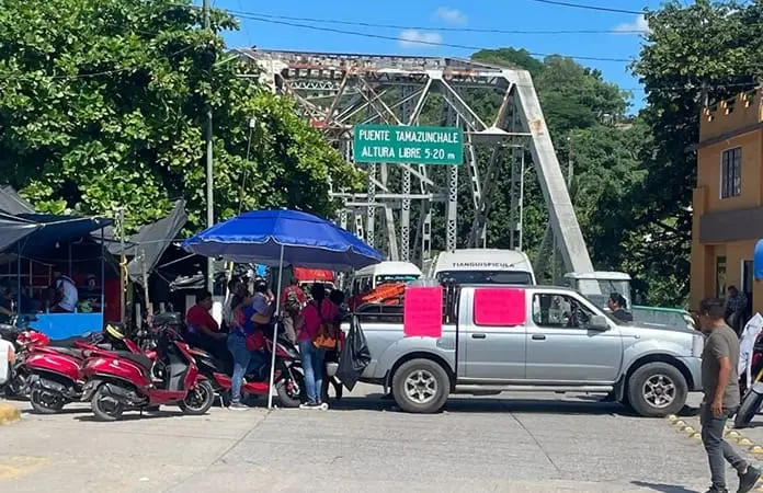 Comerciantes bloquean acceso a Tamazunchale