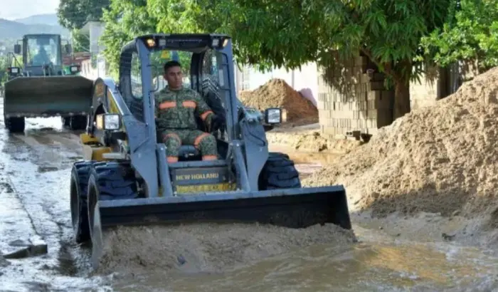Defensa Nacional despliega maquinaria pesada para auxiliar en estados afectados por lluvias
