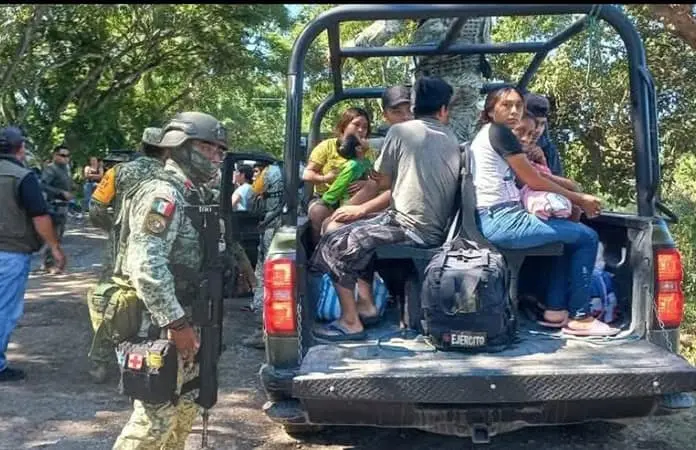 Desalojan a las familias atrapadas por la creciente