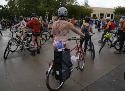 Manifestantes en Portland se desnudan en protesta contra Trump