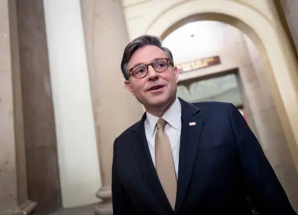 Mike Johnson predice cierre gobierno federal más largo en historia