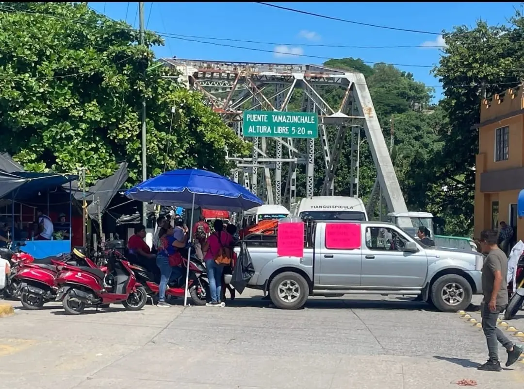 Pleito entre comerciantes bloquea todo Tamazunchale