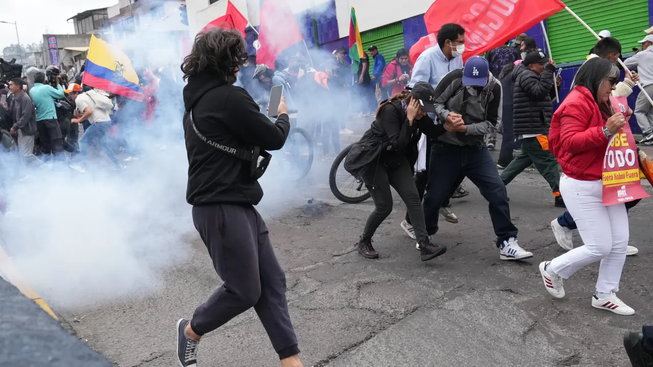 Protestas y enfrentamientos en Quito por paro indígena contra alza del diésel