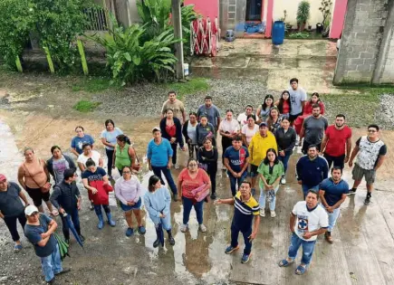 Rescatan a 20 maestros varados en la Huasteca veracruzana