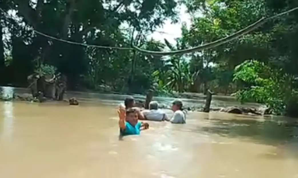 Rescatan a adulto mayor atrapado por inundaciones en San Vicente