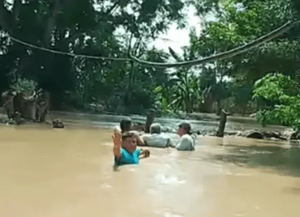 Rescatan a adulto mayor atrapado por inundaciones en San Vicente