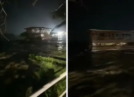 Restaurante flotante en Veracruz arrastrado por el río Tuxpan Restaurante flotante en Veracruz arrastrado por el río Tuxpan