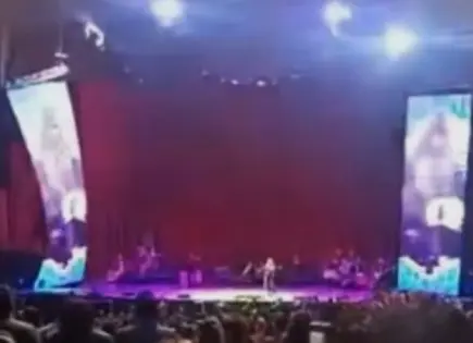 Retrasan concierto de El Tri tras caída de pantalla
