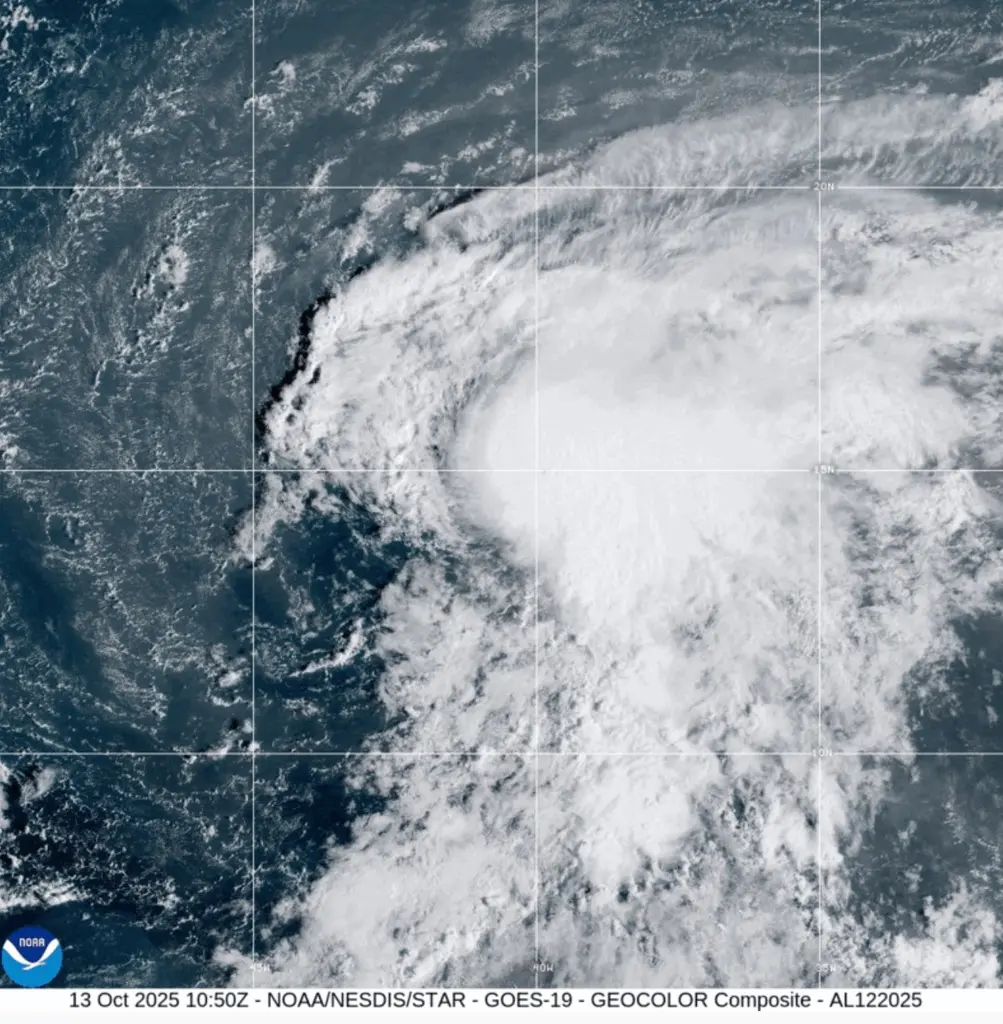Tormenta tropical Lorenzo se fortalece en el océano Atlántico