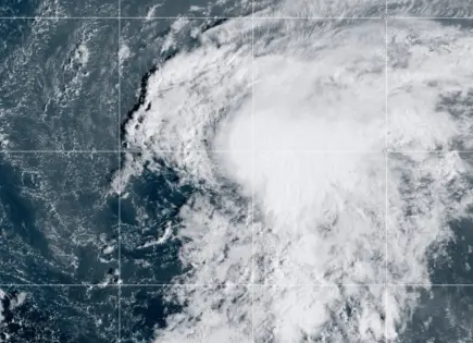 Tormenta tropical Lorenzo se fortalece en el océano Atlántico