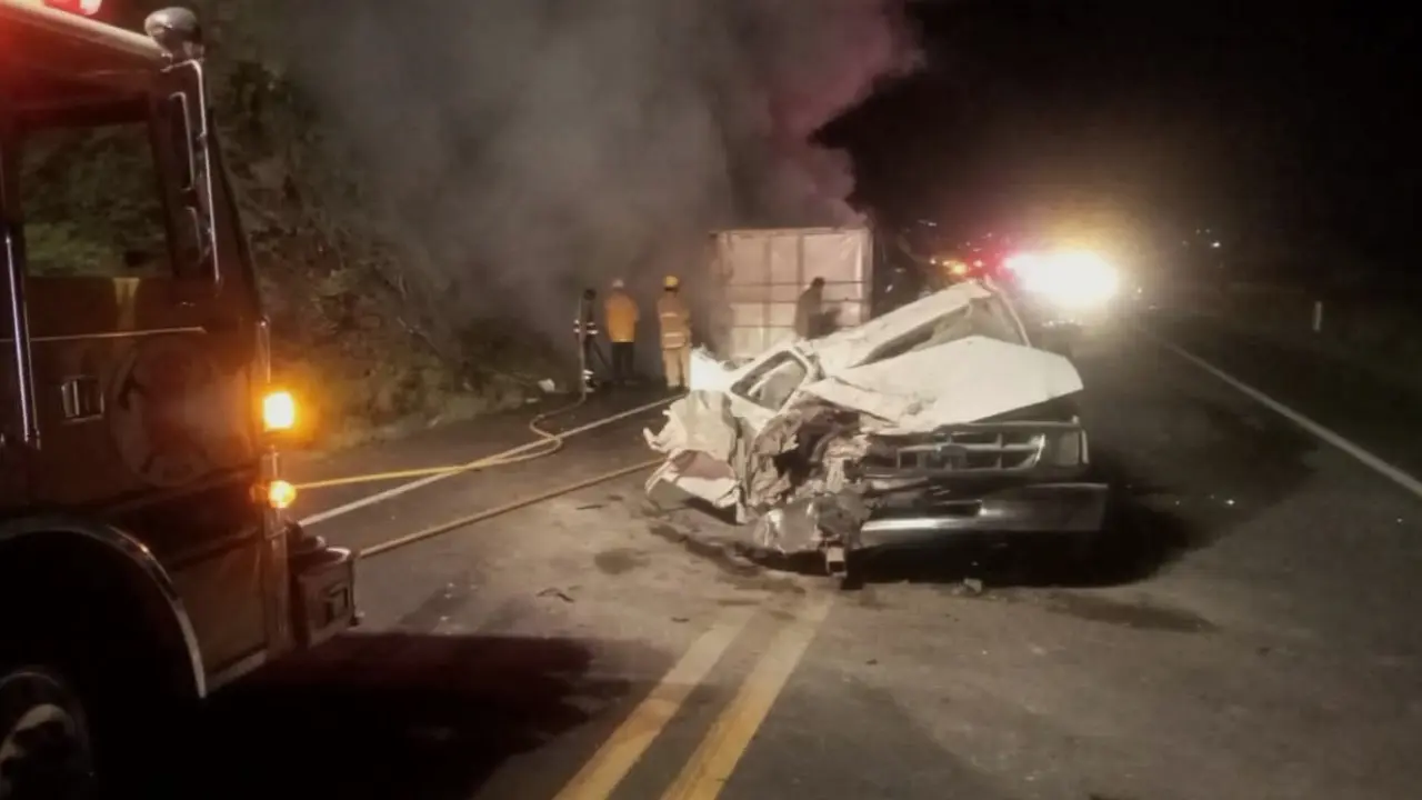 Tráiler vuelca sobre camioneta; un muerto