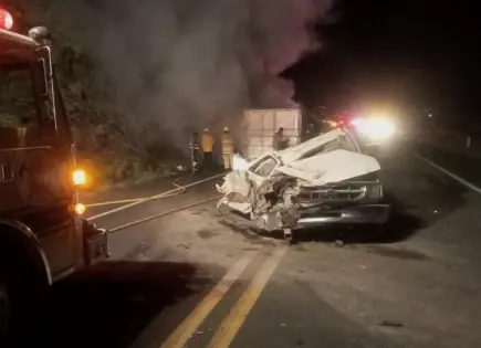 Tráiler vuelca sobre camioneta; un muerto
